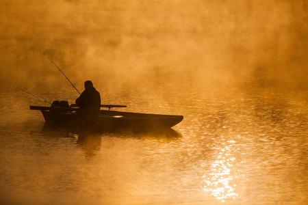 伏尔塔瓦河河上的渔夫图片
