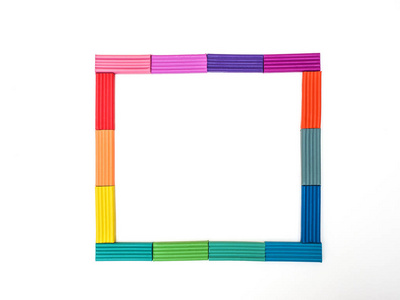 一套五颜六色的橡皮泥。彩虹造型粘土片为儿童玩耍和创造力