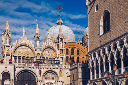 圣马可广场上的钟楼和圣马克大教堂。旧城的主广场。威尼斯，意大利