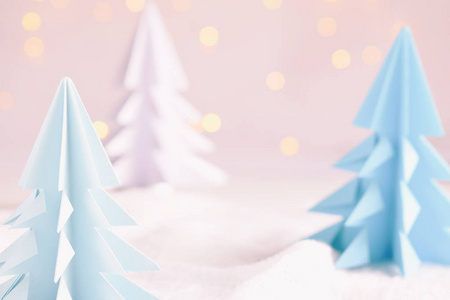 折纸3d 圣诞树从纸上白色背景和散景灯。圣诞快乐, 新年贺卡。纸艺风格。复制空间。选择性聚焦