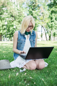 在笔记本电脑上工作的年轻女子