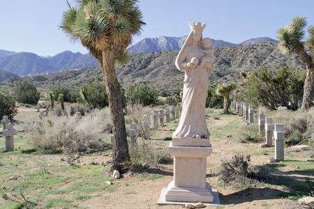 沙漠公墓雕像