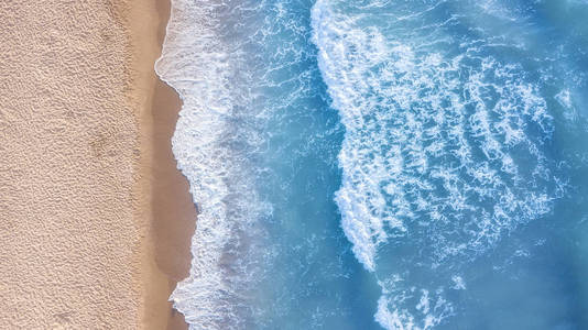 波浪在海滩作为背景。美丽的自然背景在夏天的时候。空中海景从无人驾驶飞机在夏天时间