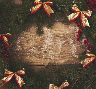 圣诞树和雪在木板