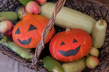南瓜和秋季收获装饰蔬菜在一个柳条篮子感恩节装饰