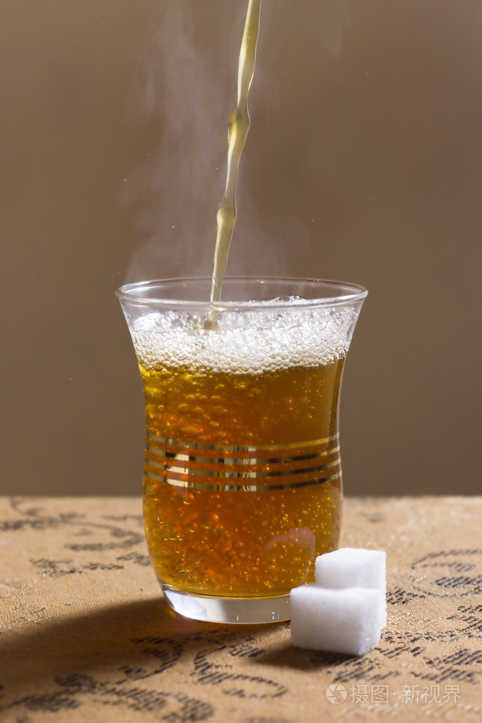 摩洛哥薄荷茶倒入玻璃杯