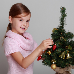 儿童附近装饰圣诞树