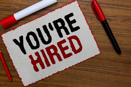 交流思想显示您重新被雇用的文本标志.