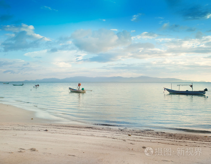 小船在美丽的海景，泰国，帕岸的背景