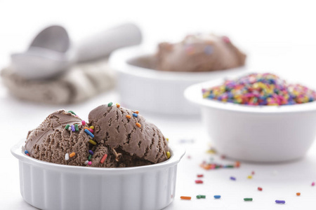 一勺巧克力冰淇淋和洒