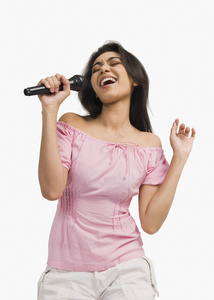 女人在唱歌麦克风