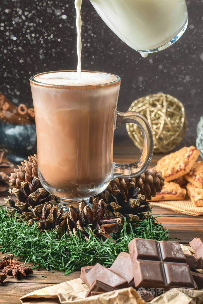 玻璃可可杯或有牛奶泡沫的咖啡
