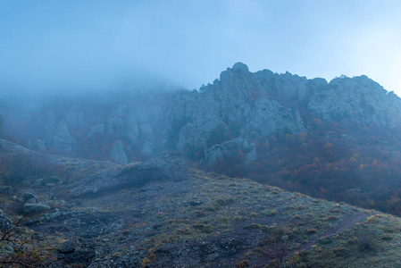 蓝色的雾, 高山上的山水在秋天的午后