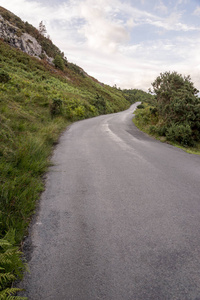 英国坎布里亚湖区一条路的山风景