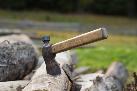砍柴的坑, 用木头和斧头的乡村照片