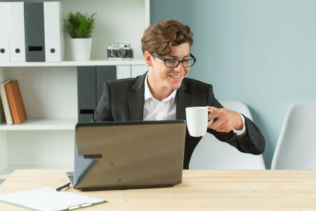 老板喝茶商务人士和咖啡休息的概念-英俊的商人在办公室里喝茶或咖啡