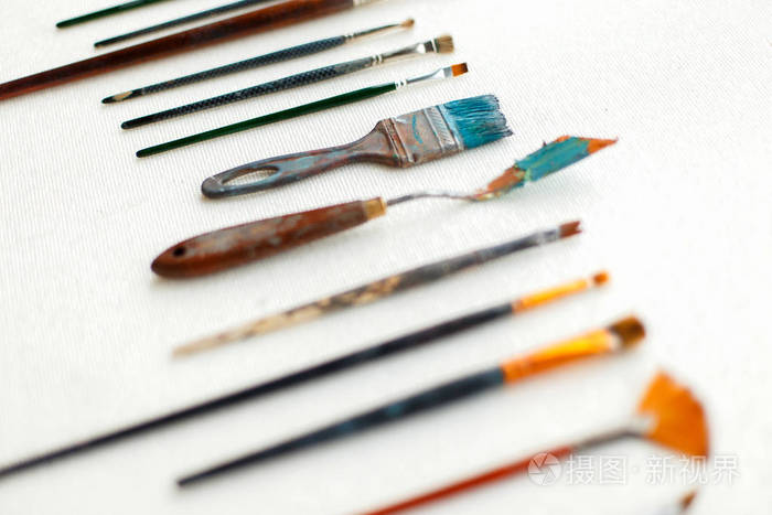 旧画家集白色背景上的画笔和工具