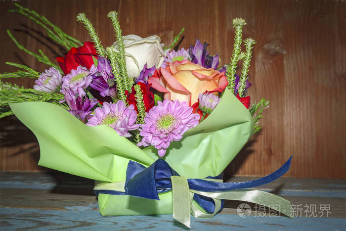 美丽的红色红玫瑰和紫菊花花束照片 正版商用图片08qspo 摄图新视界