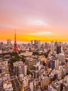 日本城市日落时期的美丽建筑与东京塔