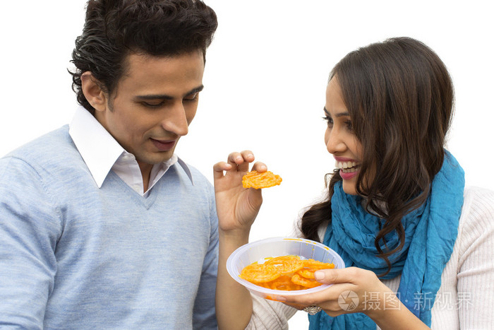 jalebi喂她的男友的女人