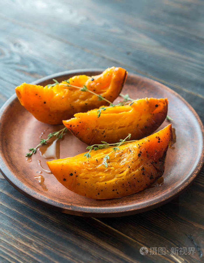 盘子里的烤南瓜