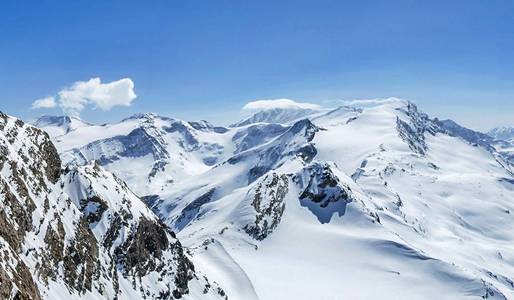 阿尔卑斯山在冬天全景。从萨尔茨堡山顶, 3029m, 蒂罗尔阿尔卑斯山的美丽景色。山上有白雪和蓝天。全景