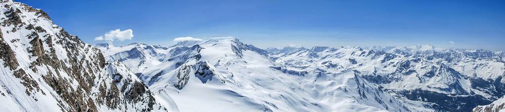 阿尔卑斯山在冬天全景。从萨尔茨堡山顶, 3029m, 蒂罗尔阿尔卑斯山的美丽景色。山上有白雪和蓝天。全景