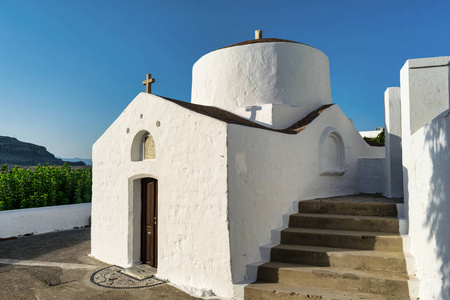 这是希腊罗兹岛上的林多斯村的一个小教堂。