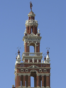 在巴达霍斯历史性城市建筑物顶部的塞维利亚 Giralda 副本