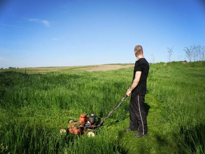 绿草田 Lawnmowing 人