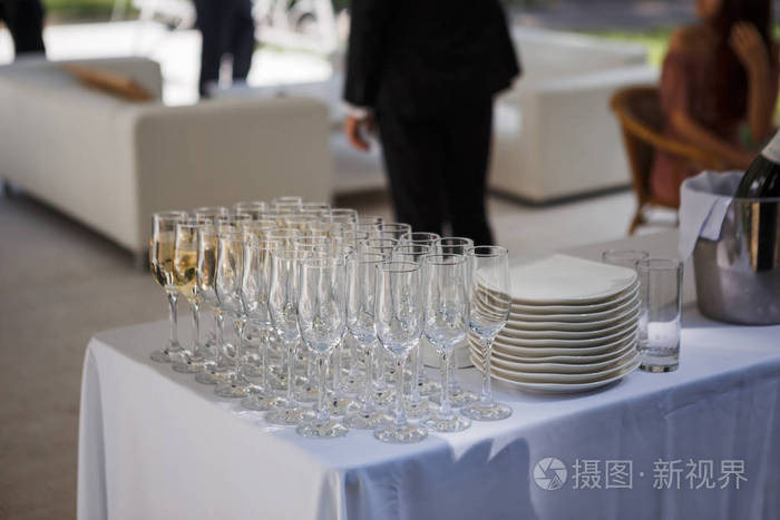 户外婚礼桌上的香槟眼镜