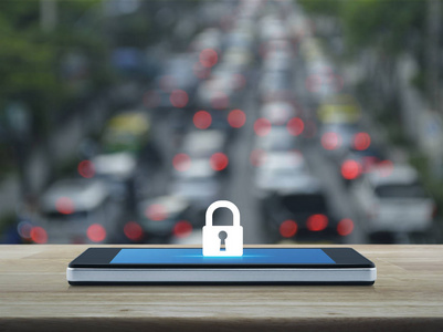 现代智能手机屏幕上的关键平面图标在城市的汽车和道路模糊的高峰时间, 商业网络安全和安全概念的木桌上
