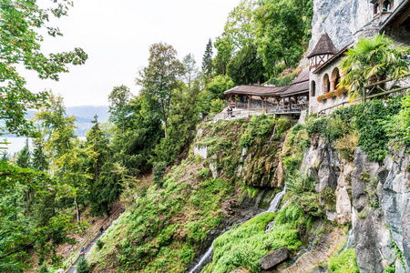 圣轩洞穴和瀑布以上的 Thunersee, Sundlauenen 在瑞士