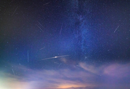 在马耳他的英仙座阵雨期间, 天空中布满了流星 2018 Mgiebah 湾