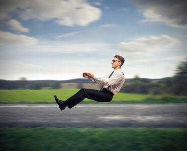 假装 e 真快开车的人照片