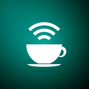 杯咖啡店与免费 wifi 区域图标隔离的绿色背景。互联网连接标牌标志。平面设计。矢量插图