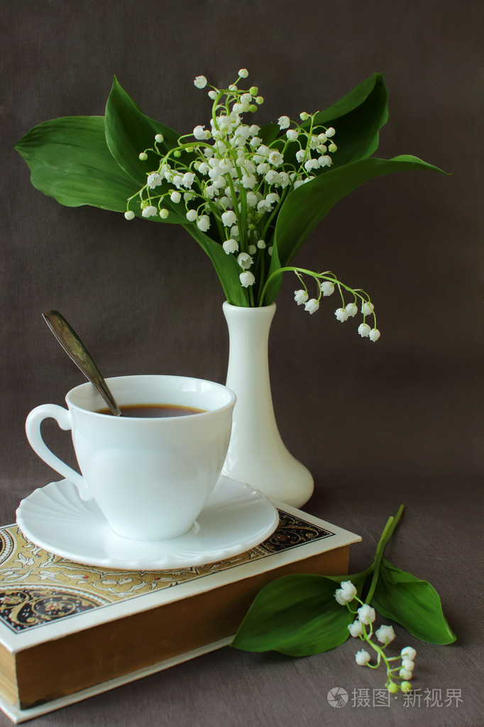 束铃兰,一本书和一杯咖啡