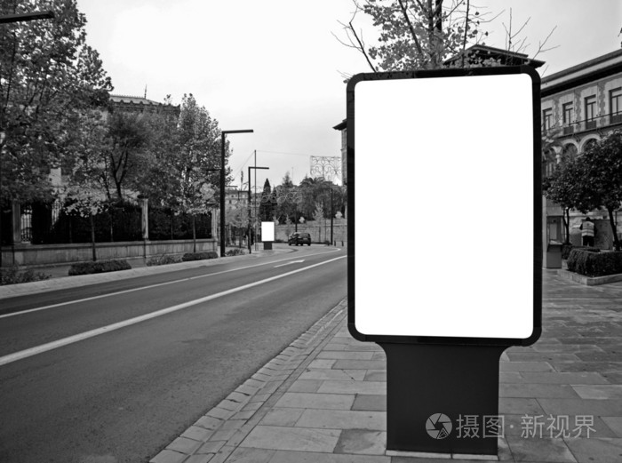 在城市街道上的空白广告牌照片-正版商用图片08r4jk-摄图新视界