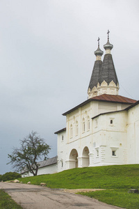 Borodaevsky 湖岸边的 Ferapontov 修道院。沃洛格达.俄国风景