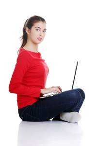 快乐的年轻女人用她的笔记本电脑