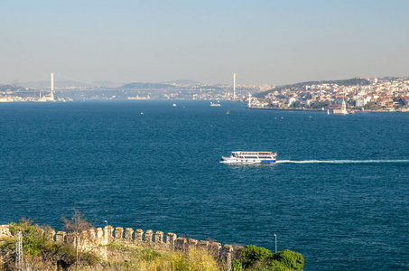 渡轮船只在土耳其伊斯坦布尔金角的帆