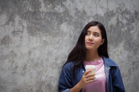 手持咖啡杯或杯子的女人手