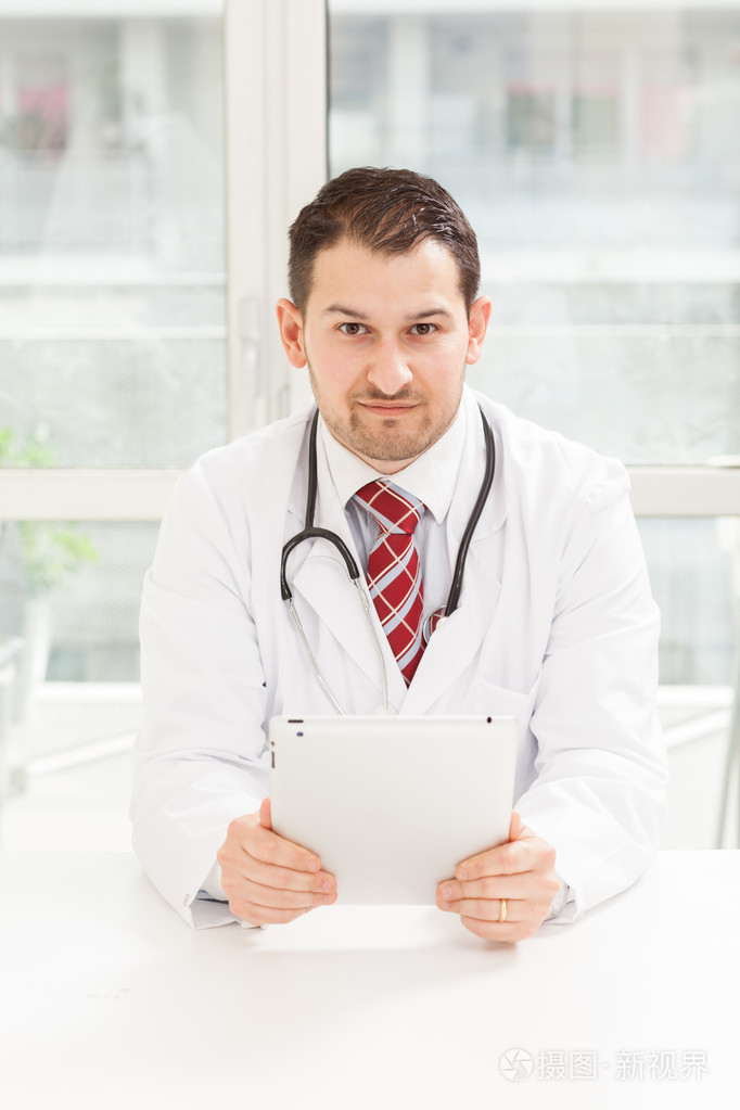 男医生在他的工作室中片照片-正版商用图片08r5s3-摄图新视界