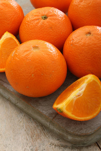 准备新鲜成熟的橙果