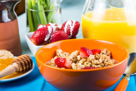 欧式早餐和新鲜的橙汁和草莓图片