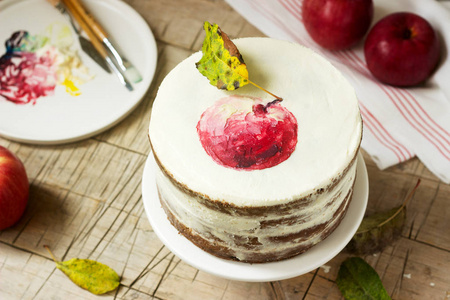 苹果蛋糕用凝乳膏, 在秋季构图的背景下用彩绘苹果装饰。质朴风格, 选择性聚焦