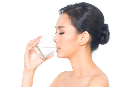 亚洲女人喝一杯水