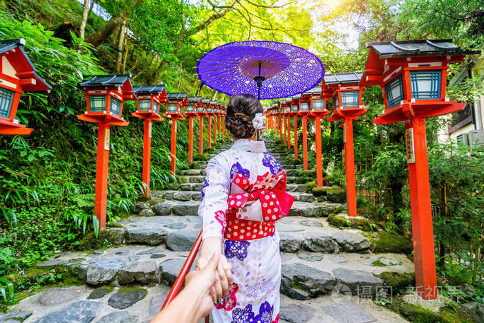 女子身穿日本传统和服握着男人的手 带领他到日本京都的贵船神社 照片 正版商用图片08raen 摄图新视界 女子身穿日本传统和服握着男人的手 带领他到日本京都的贵船神社 照片 正版商用图片08raen 摄图新视界