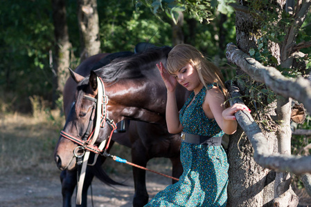 一匹马在性质上与年轻漂亮的女孩