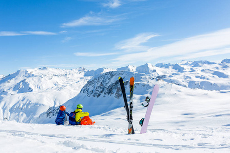 滑雪板和越野坐在雪地上看山上